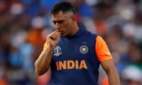 தோனிக்கு எதிராக கிரிக்கட் ரசிகர்கள்! 